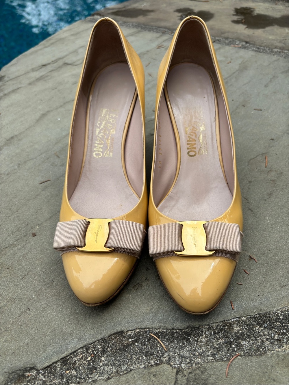 Salvatore Ferragamo Vara Bow Patent Leather Pumps Nude Beige 8 Made in Italy